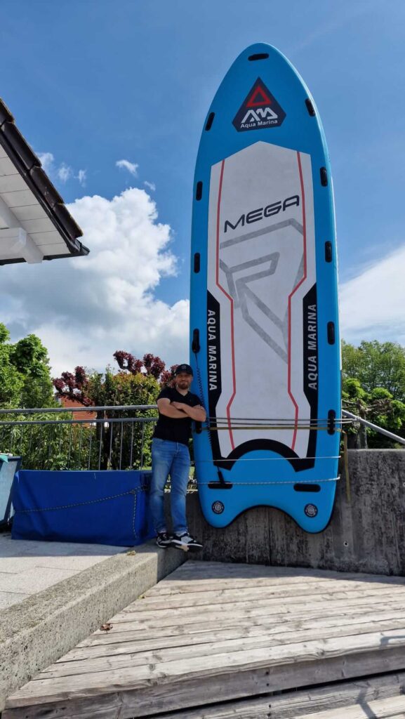 Das Bild zeigt ein großes mega Standup Paddle Board das man sich bei der Bootsvermietung in Hagnau mieten kann